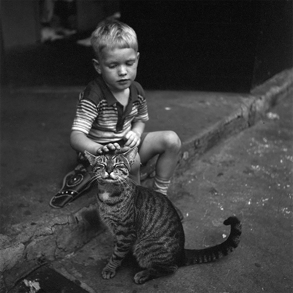 Vivian Maier's 1950s New York: Capturing the City in Motion Through Her Timeless Photography