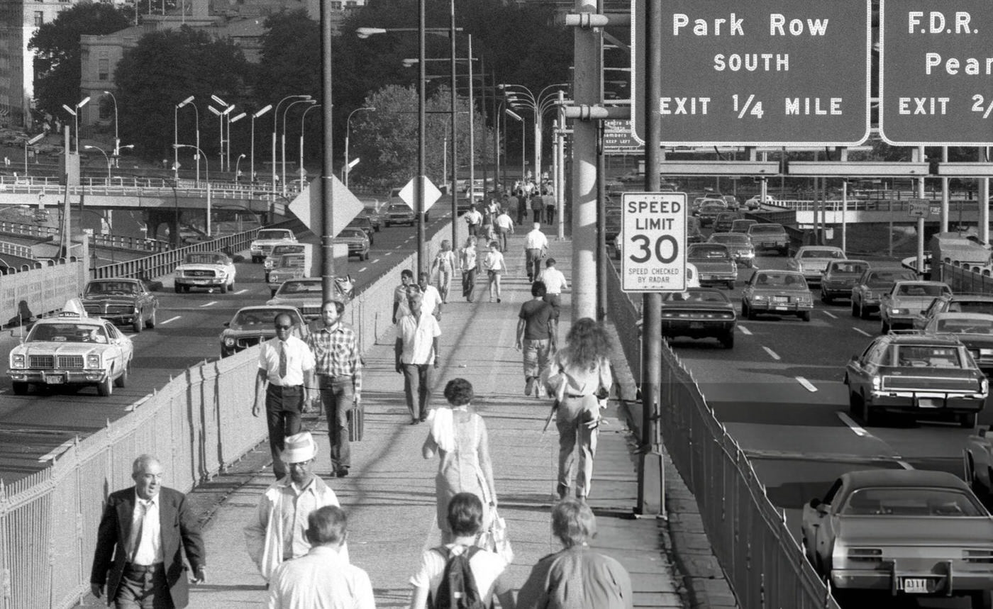 People walk across from Brooklyn Bridge during the blackout, 1977.