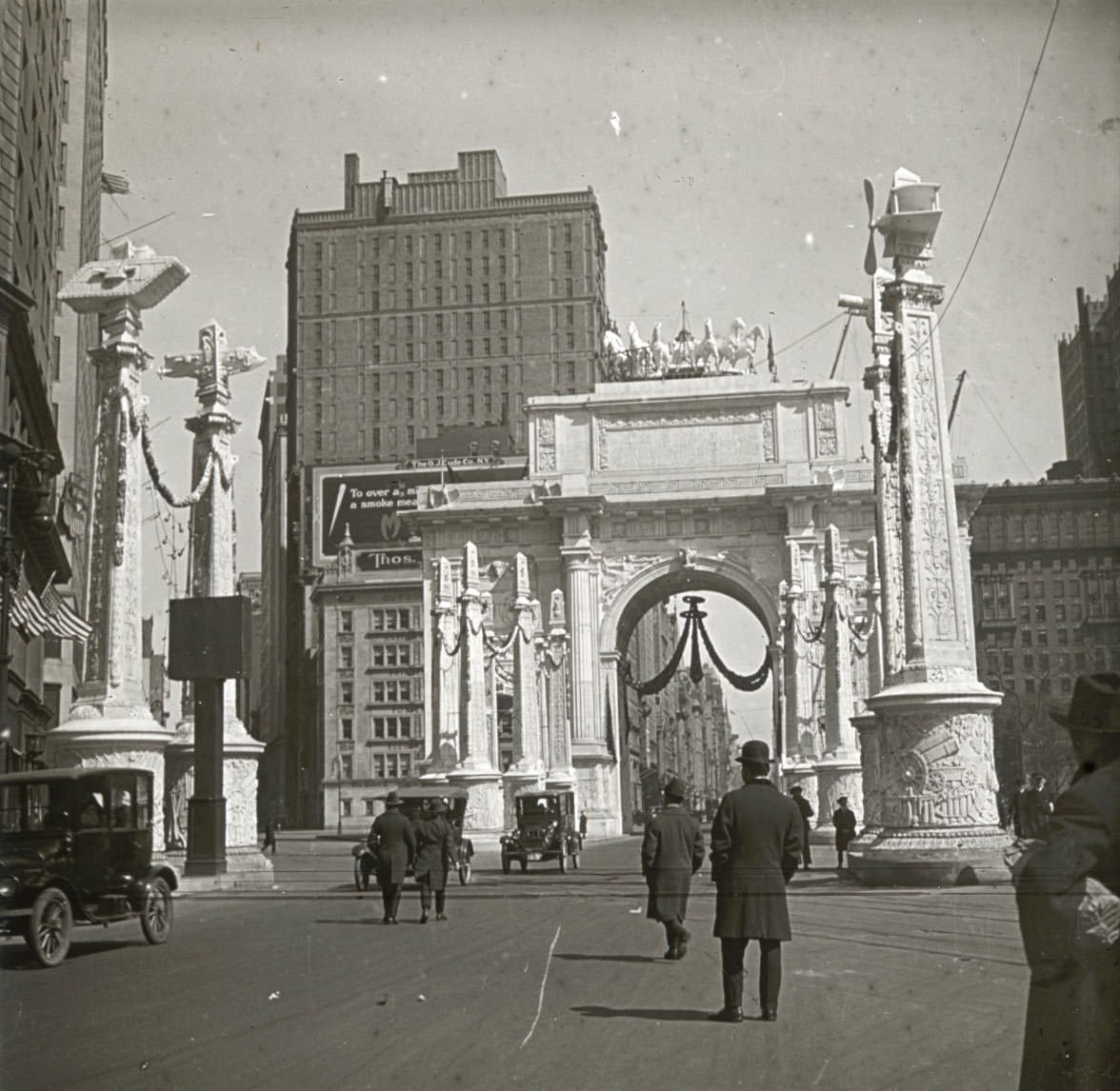 The Victory Arch, a temporary structure west of Madison Square Park at Broadway and Fifth Avenue.