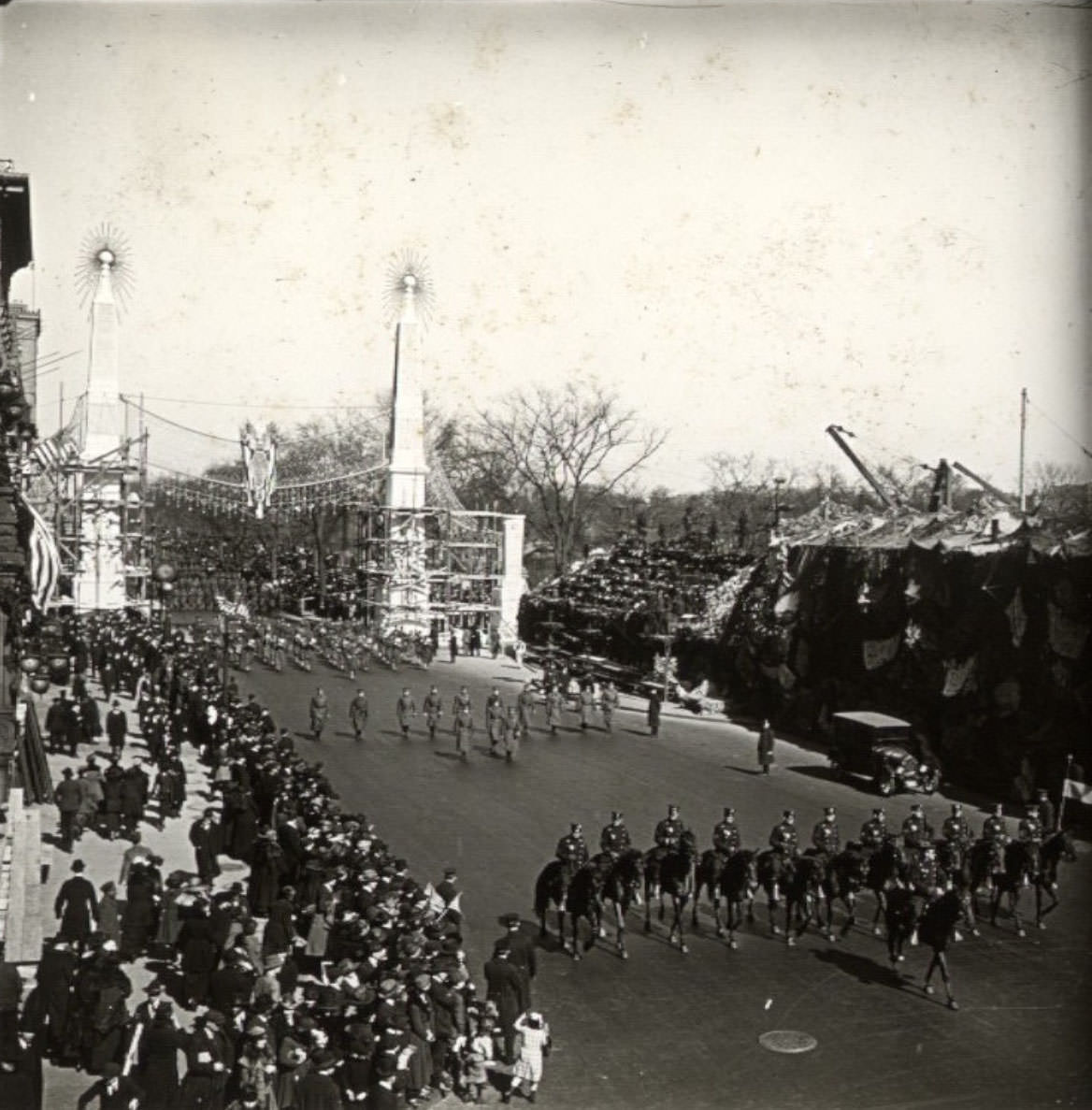 Looking down Fifth Avenue, towards the Arch of Jewels in the distance.