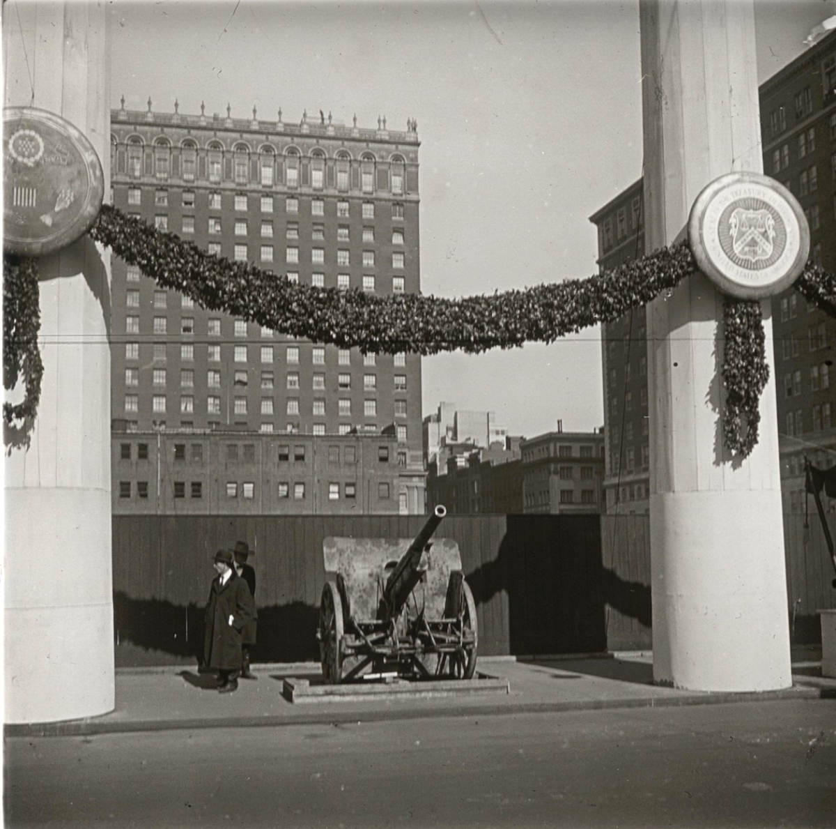 An artillery gun, possibly captured from the Germans.