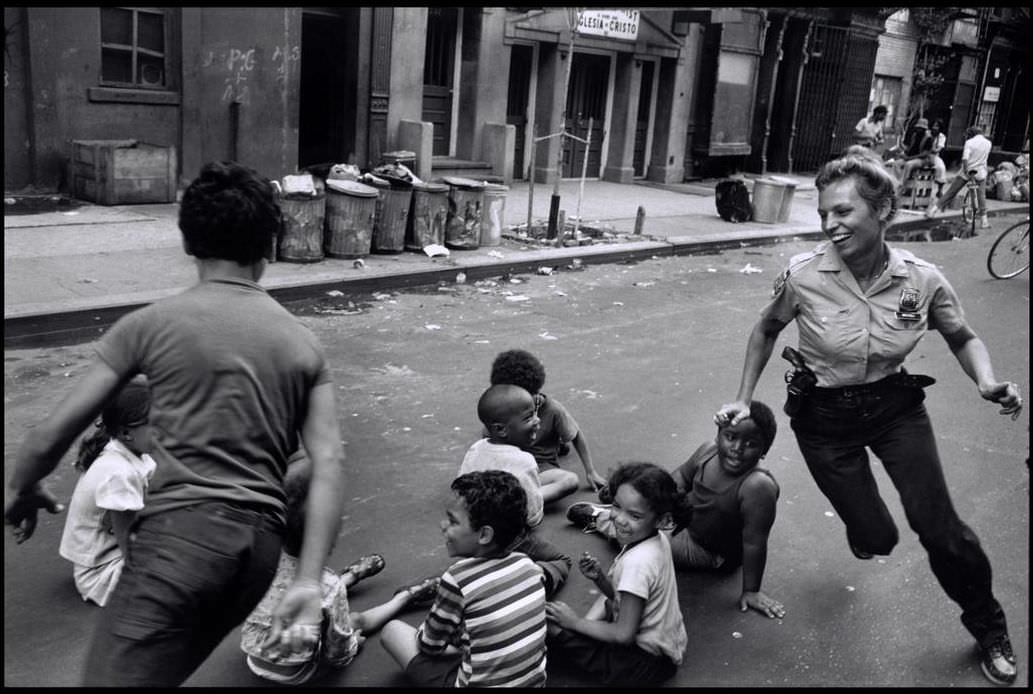 Faces of the Force: A Candid Look at the Daily Life of New York Police Officers in the 1970s Through Photos