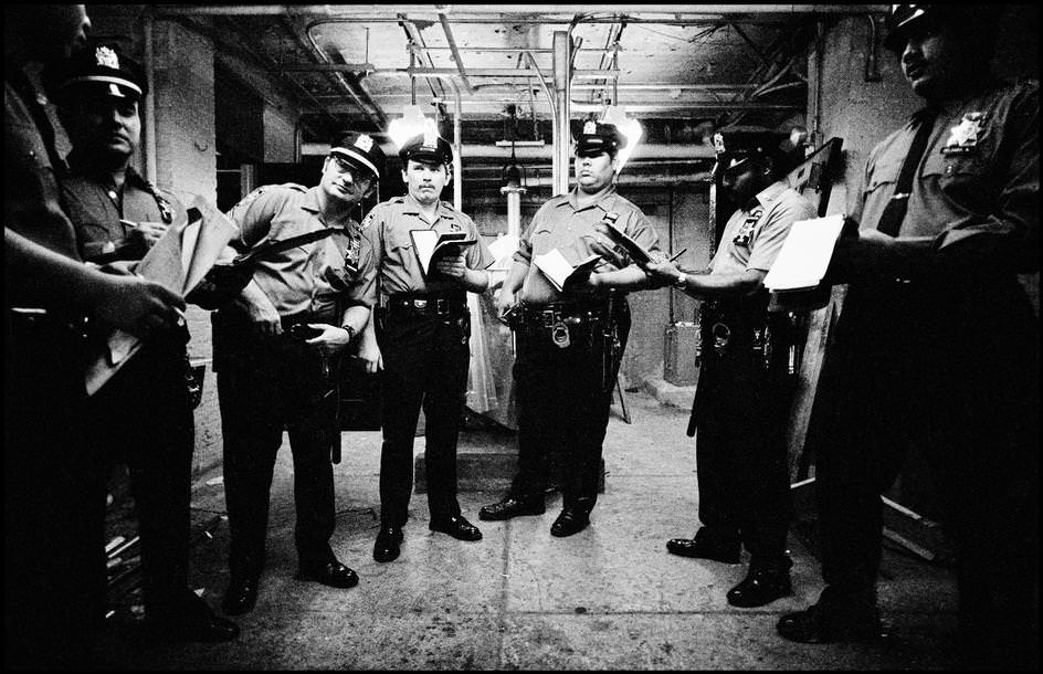 Volunteers from the auxiliary police are instructed in the basement of the police station, 1979.