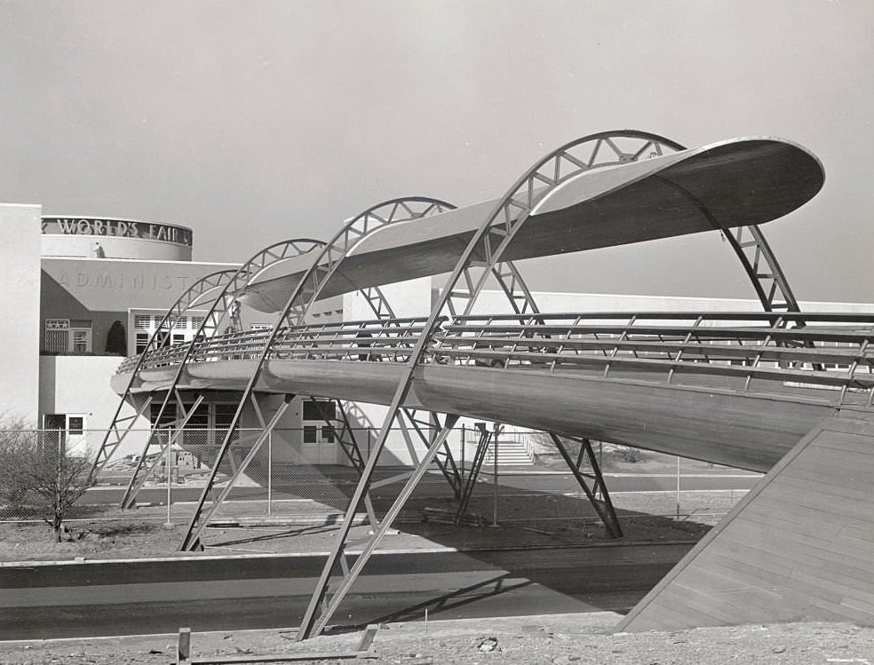 New York World's Fair 1939, bridge to the Administrator Building.