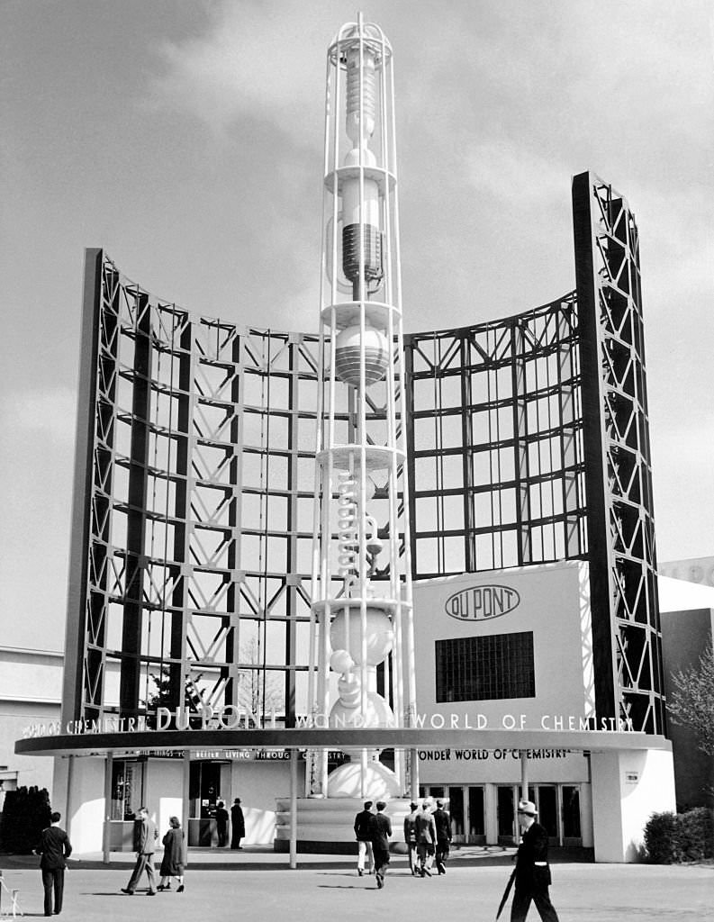 Du Pont Building at World's Fair, 1939.