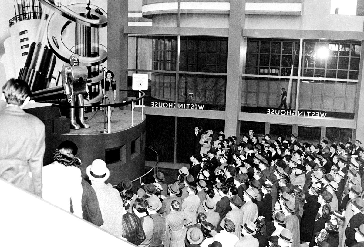 Crowds watch Elektro, the Westinghouse Moto-Man, perform his mechanical tricks at the World's Fair, 1939.