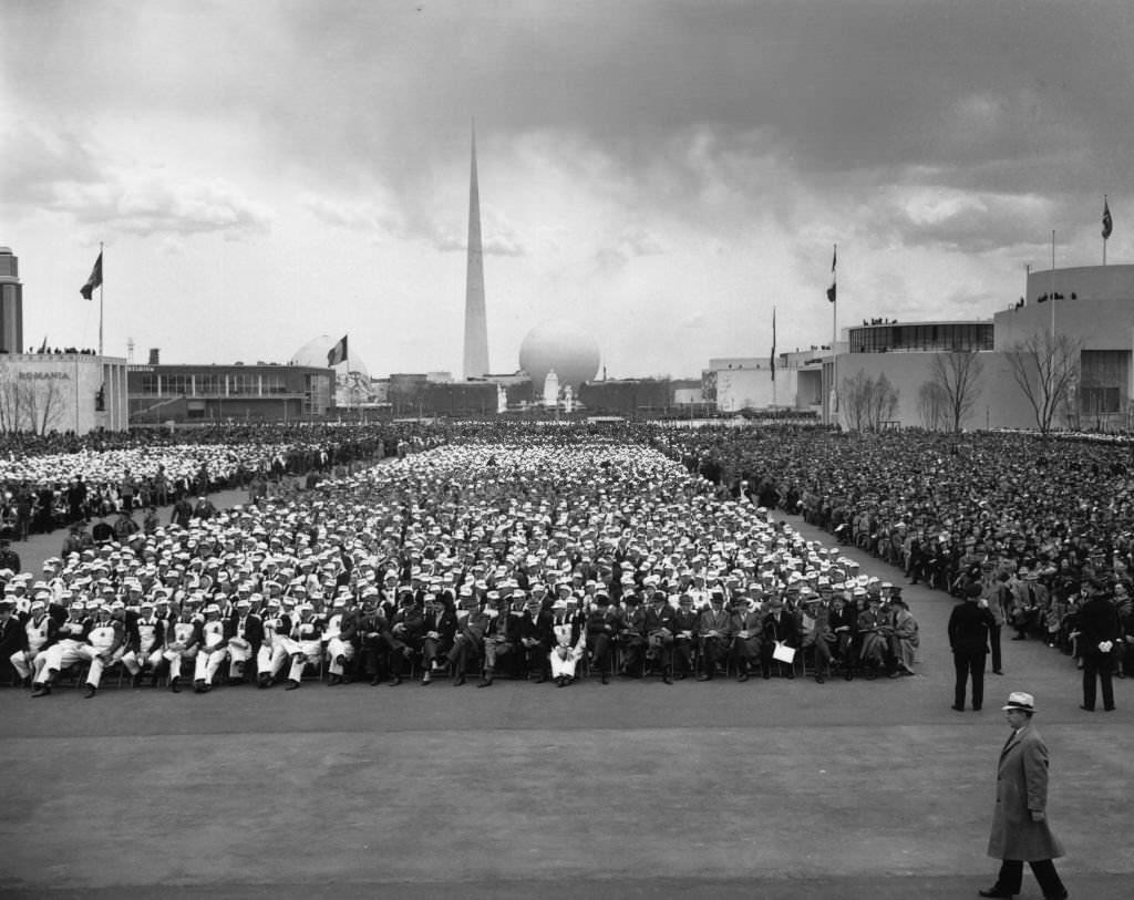 Crowd at the opening ceremony of New York World's Fair, 1939.