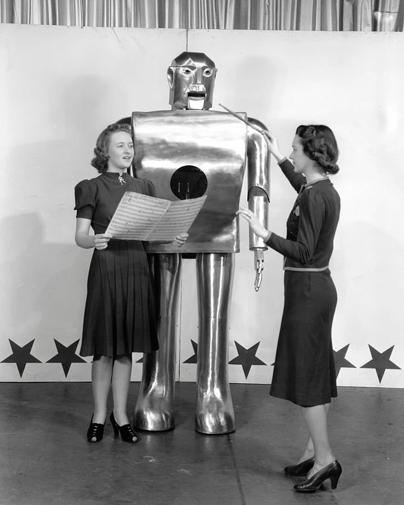 Elektro The Robot at the Westinghouse exhibit at the 1939 New York World's Fair, 1939.