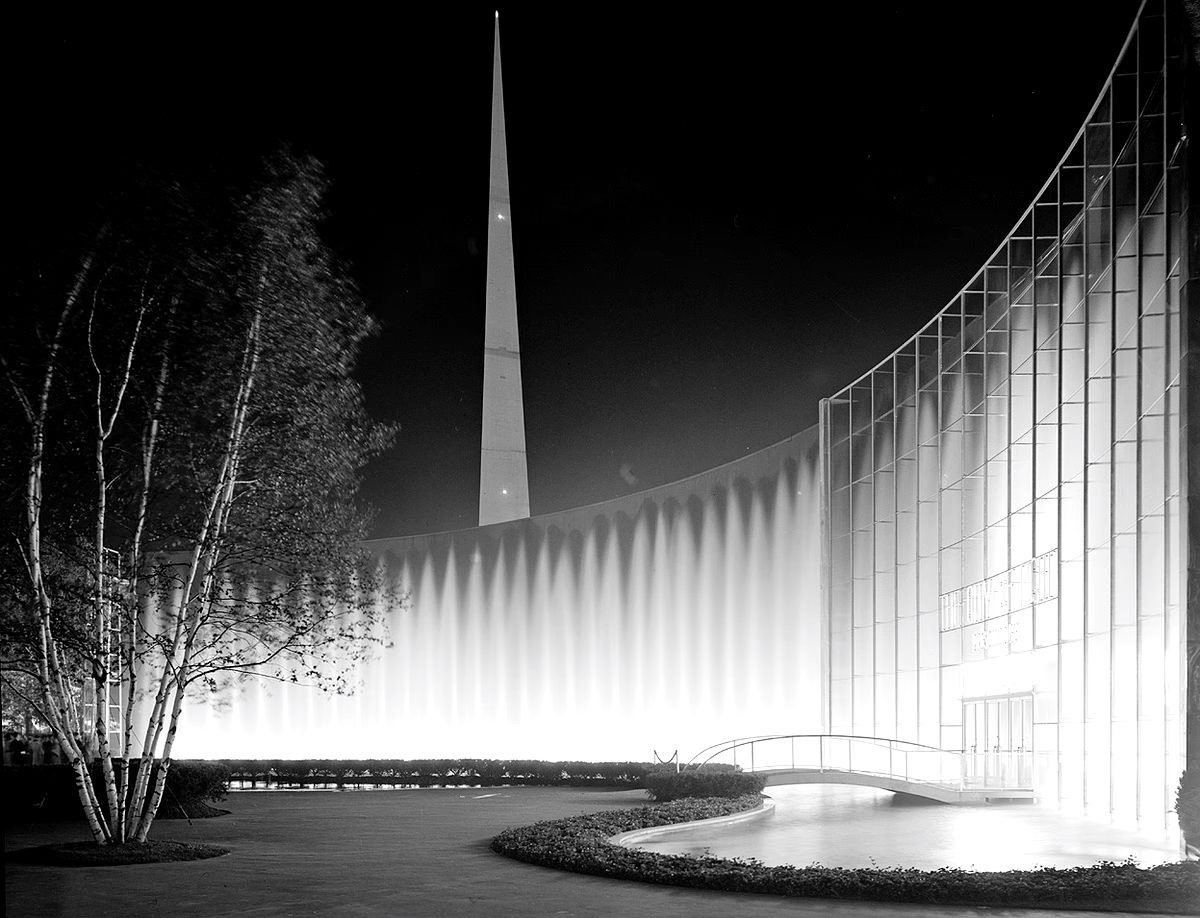 A World's Fair night view of Consolidated Edison's fountains, 1939.