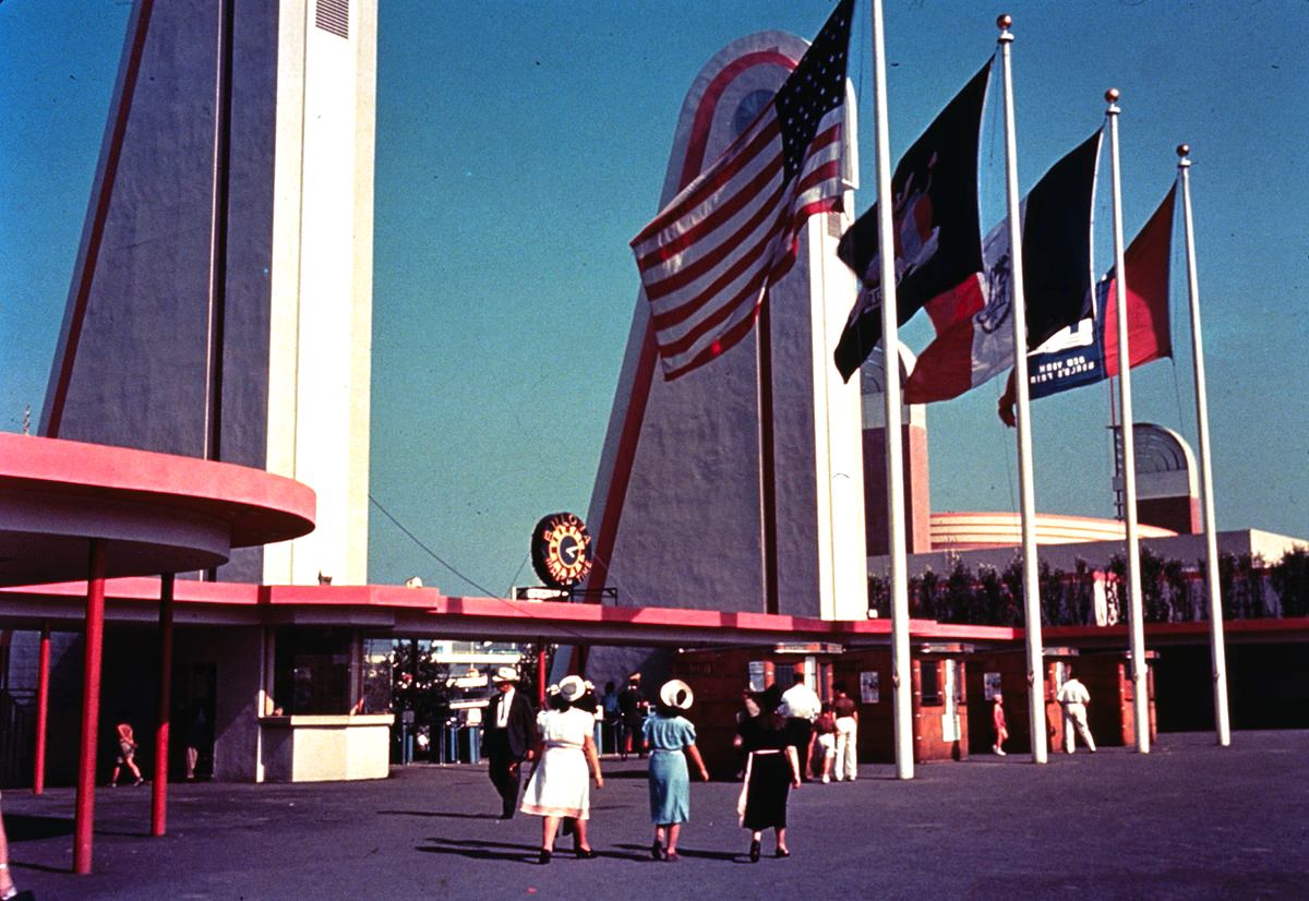 Color view of the Corona gate with Bulova clock, 1939 World's Fair, 1939.