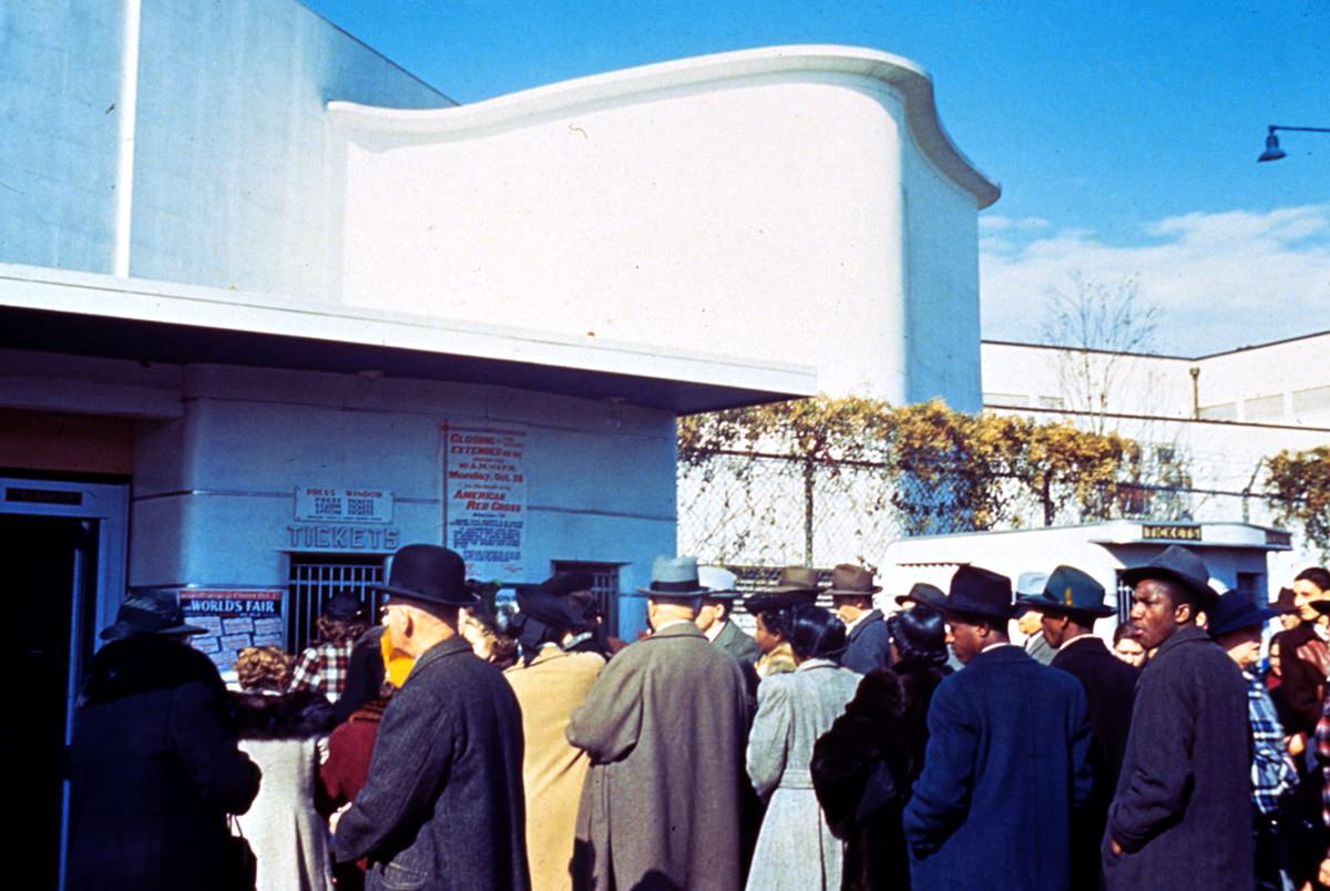 Lines to enter the fair at Flushing Gate, 1940.