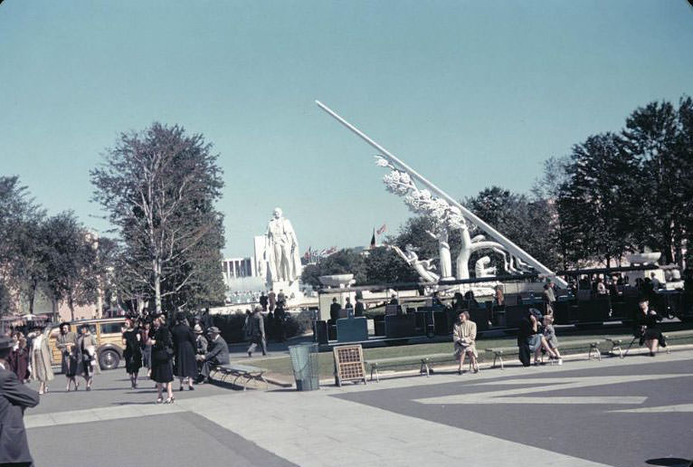 George Washington statue behind "Time and Fates of Man" sundial, with the United States Federal Building, 1939 New York World's Fair.