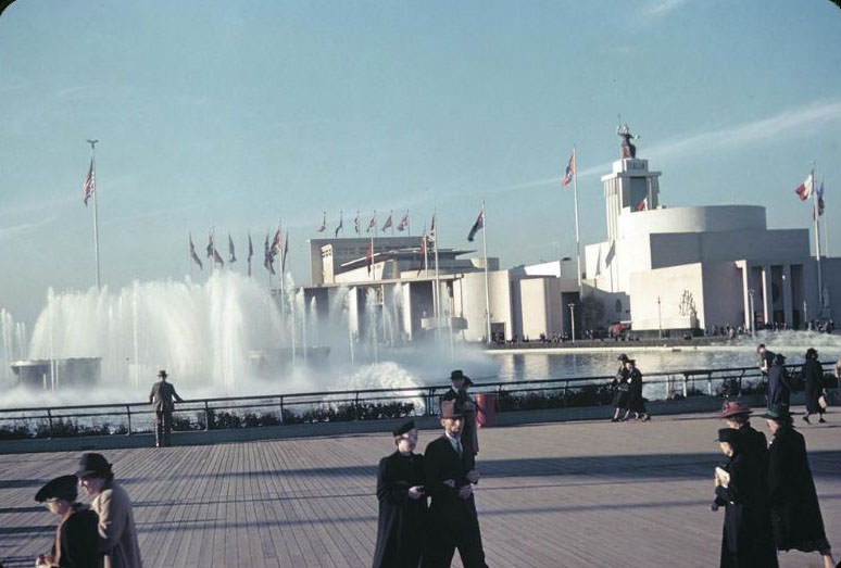 The Lagoon of Nations with the Italian Pavilion in the rear, 1939 New York World's Fair.