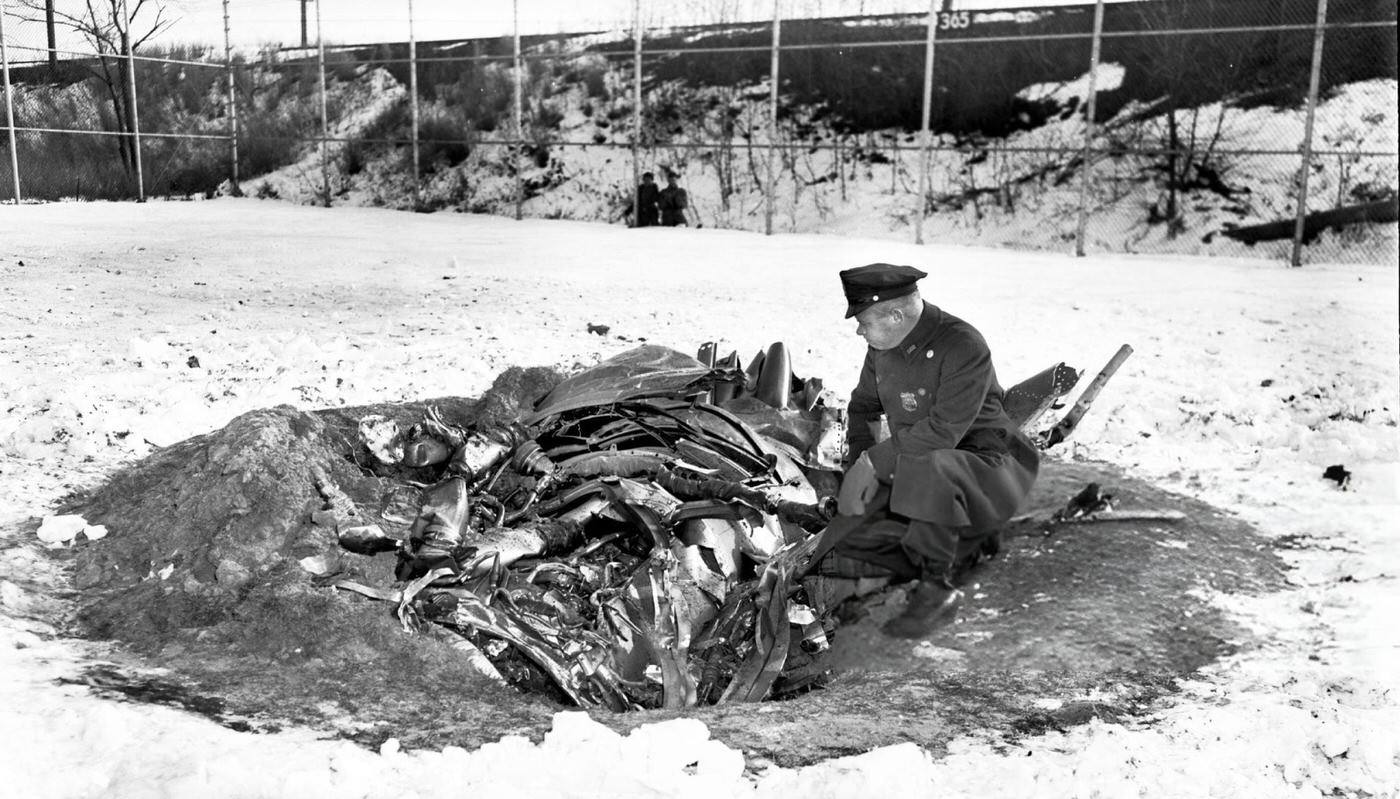 A Patrolman Studies A Ual Jet Engine Which Landed In Dongan Hills, Staten Island, After The United Airlines Dc-8 &Amp;Amp; Twa Super Constellation Aviation Accident, 1960.