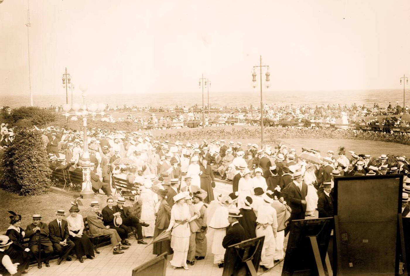 Crowds At Brighton Beach, 1910.