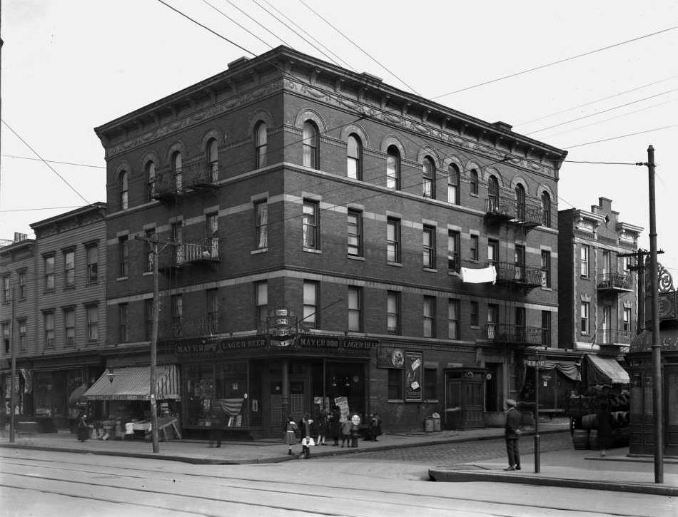 582 Morris Avenue, Bronx, 1917.