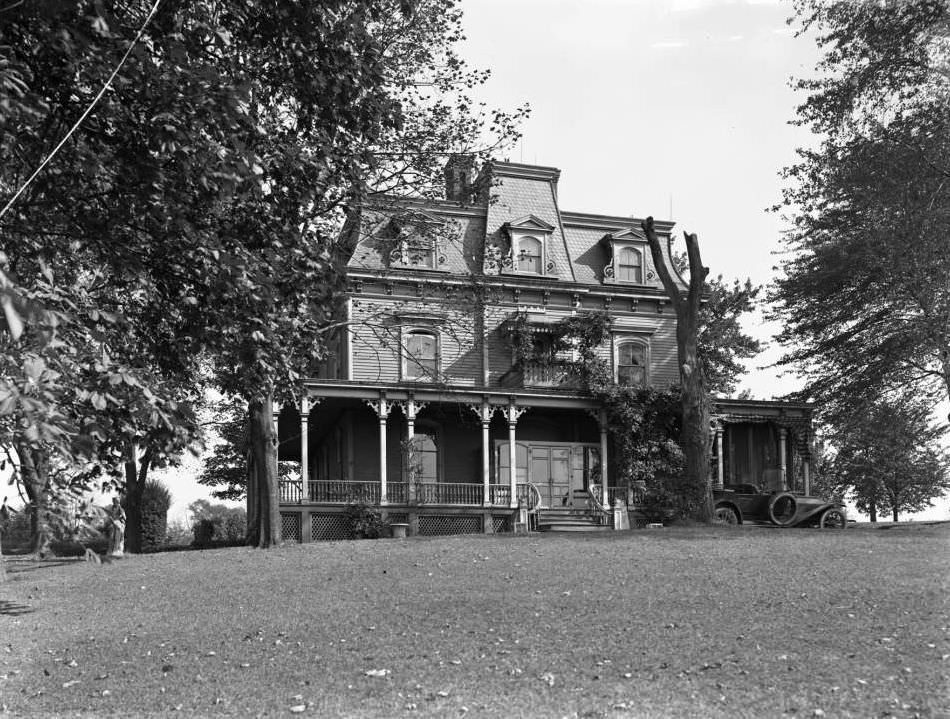 Large House At 230Th Street And Broadway, Bronx, 1917.