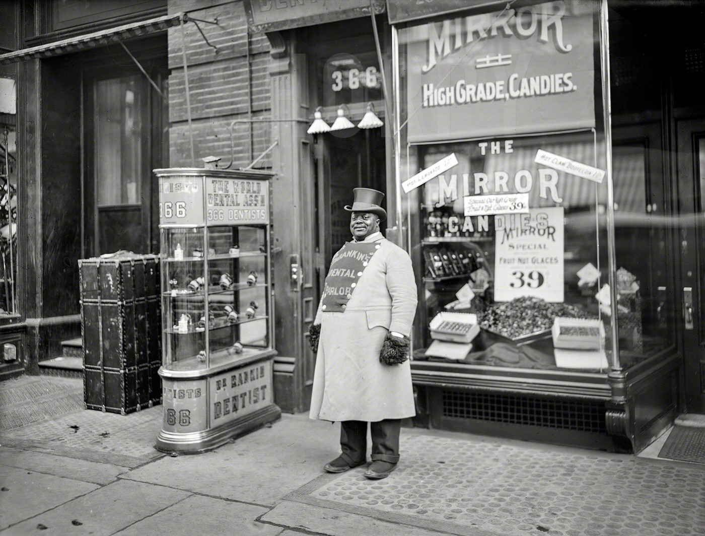 A Living Sign On Fifth Avenue For Dr. Rankin'S Dental Parlor, New York, Circa 1905.