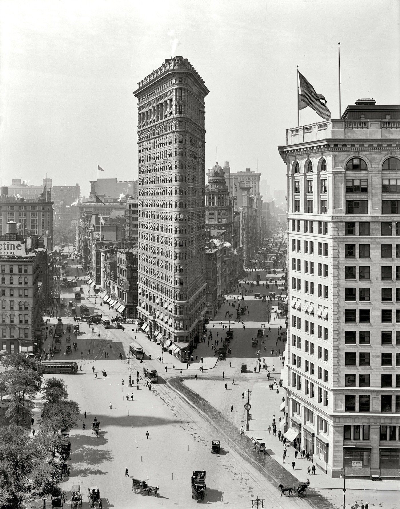 The Flat Iron Building, New York, August 1909.