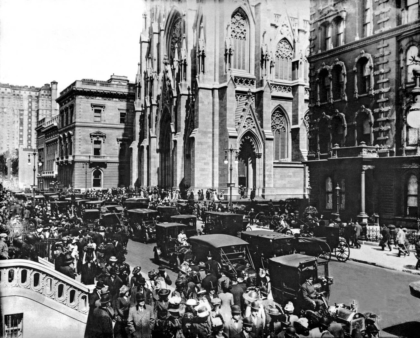 Street Scene In Front Of St. Patrick'S Cathedral On Fifth Avenue In New York City, Circa 1906.