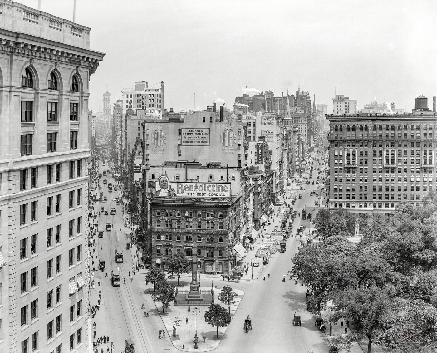 Madison Square -- Worth Square Monument At Broadway And Fifth Avenue, New York, Circa 1910.