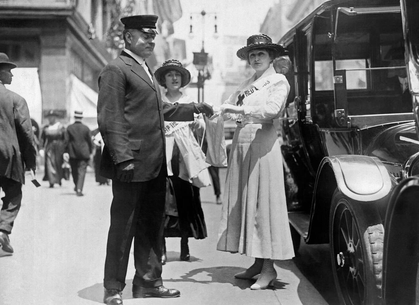 A Chauffeur On Fifth Avenue Contributes To The Red Cross' Great $100,000,000 War Fund Drive, New York, June 25, 1917.