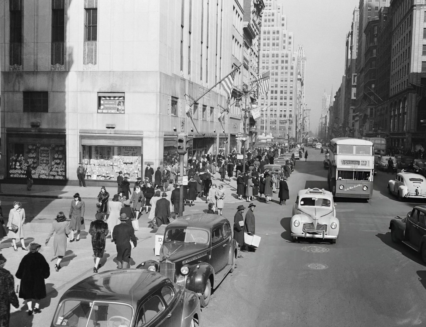 Fifth Avenue At 39Th Street Looking North.