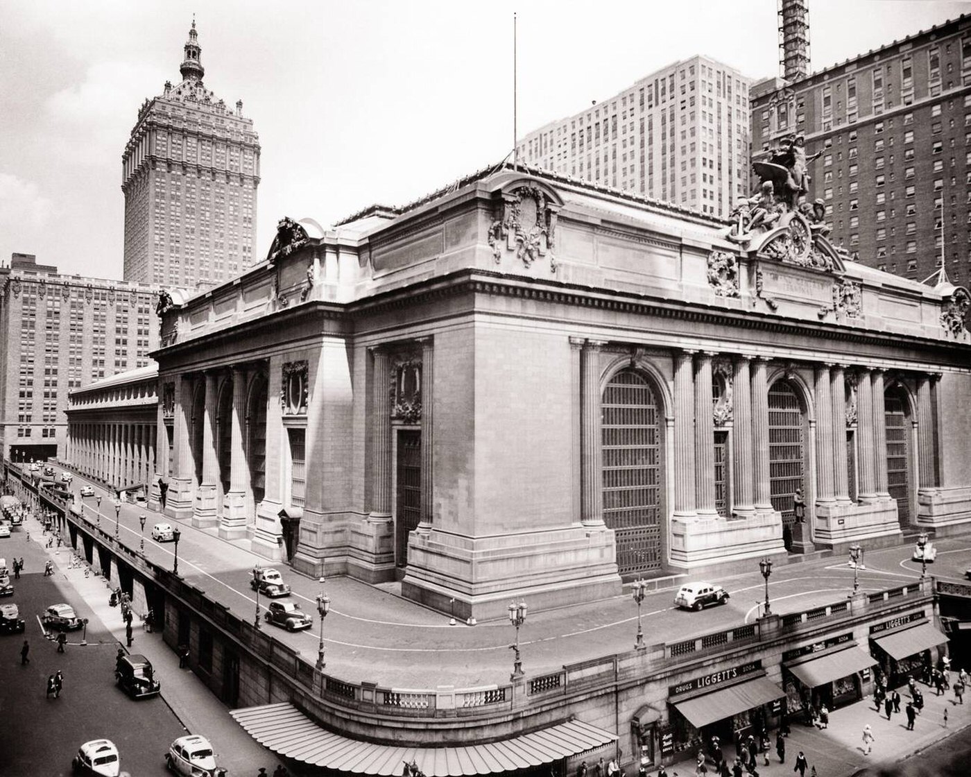 Grand Central Station At The Corner Of Vanderbilt Avenue And 42Nd Street, With 230 Park Avenue In Background, New York City, 1930S.