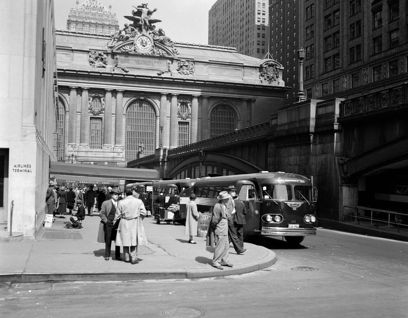 Buses At Airlines Terminal Building On Park Ave Pershing Square Grand Central Station Midtown Manhattan, New York City, 1940S.
