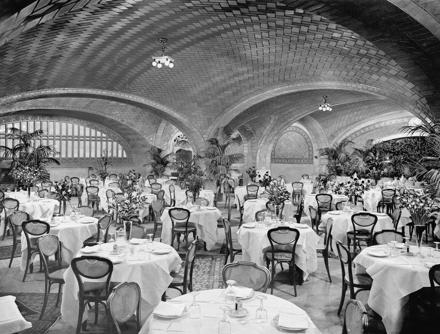 Restaurant, Grand Central Terminal, New York City, 1915.