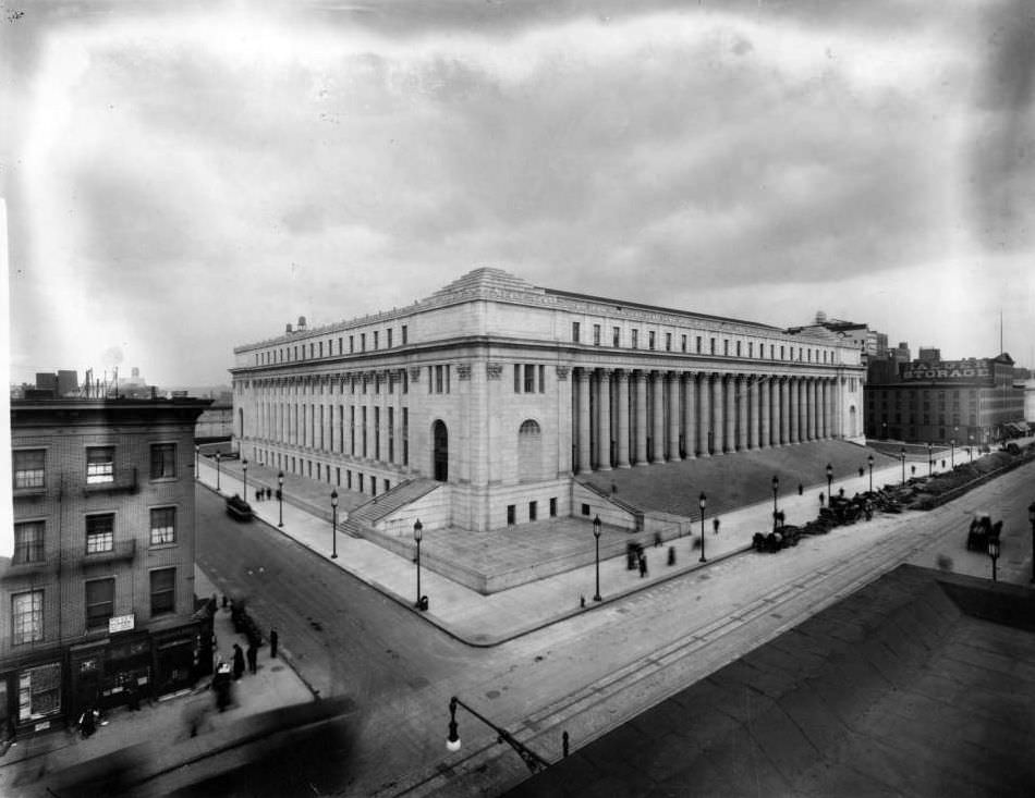 Manhattan: United States General Post Office, Eighth Avenue Between W. 32Nd Street And W. 31St Street.