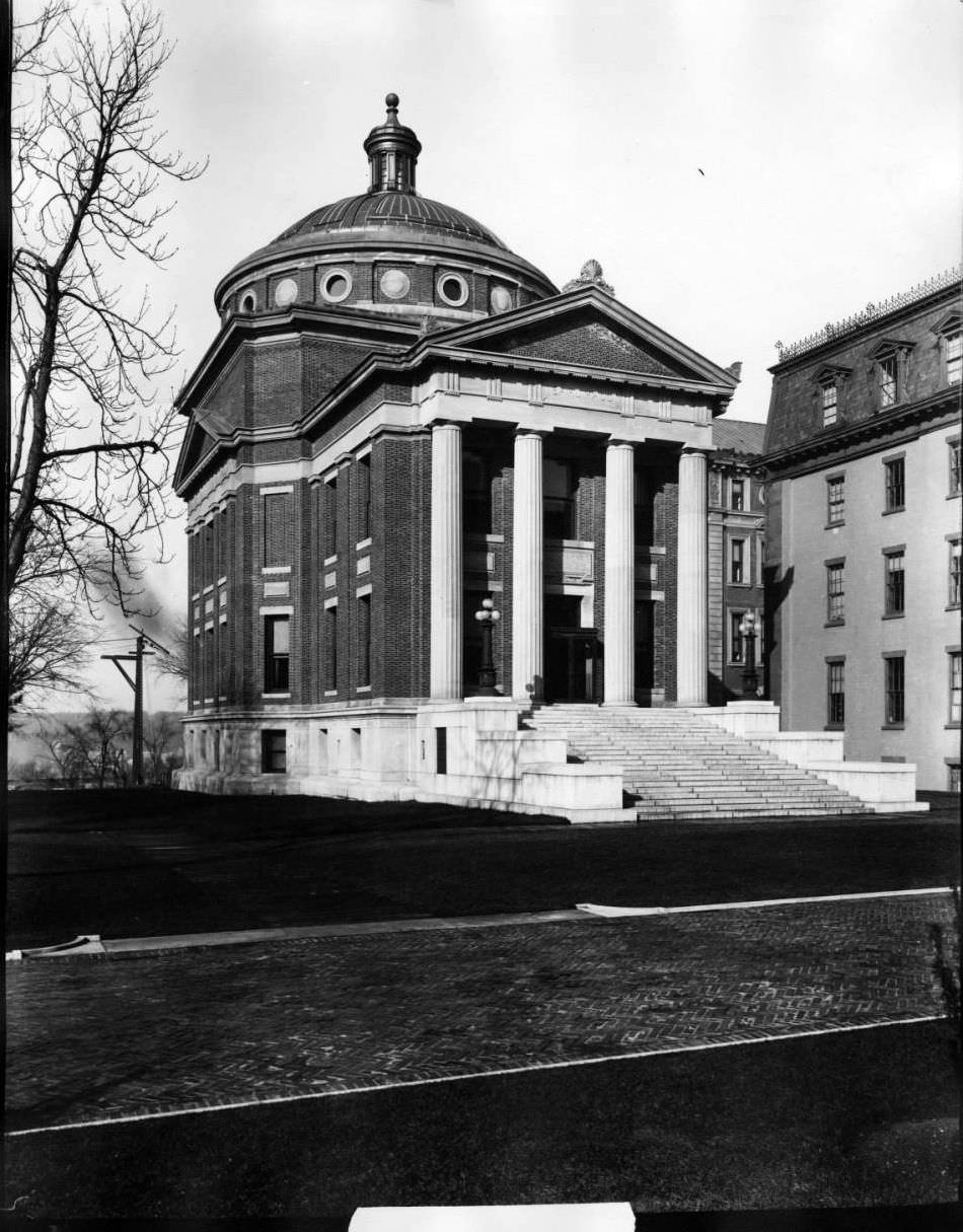 Manhattan: Earl Hall And St. Paul'S Chapel, Columbia University.