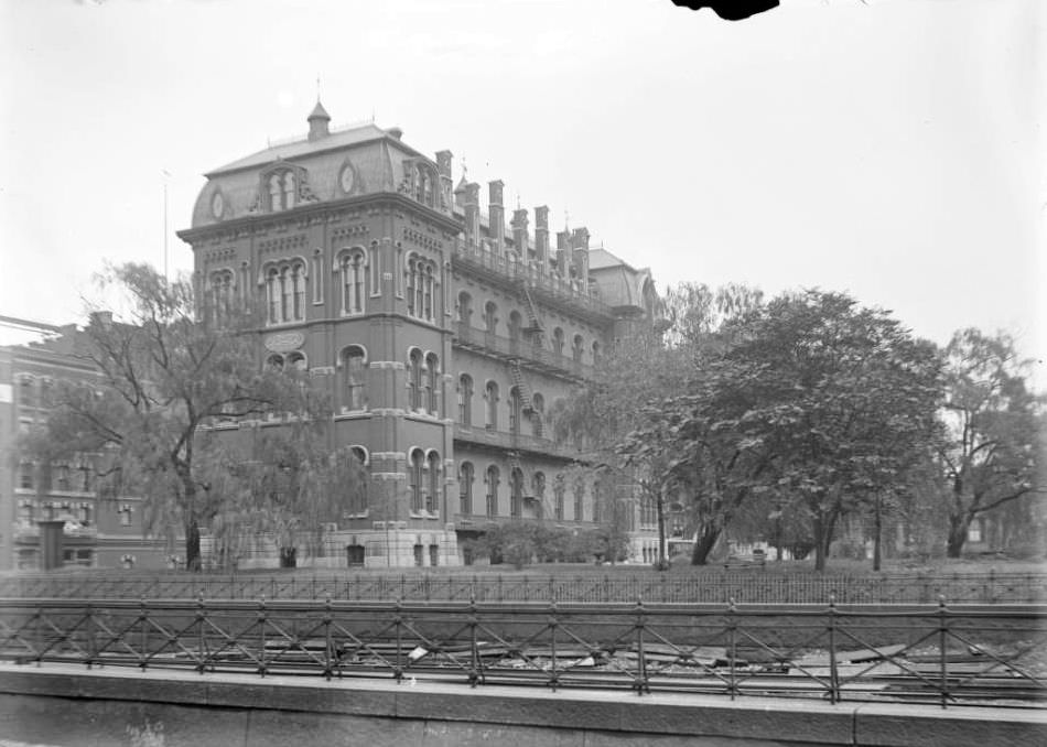 The Woman'S Hospital At E. 50Th Street And Park Avenue, 1900.