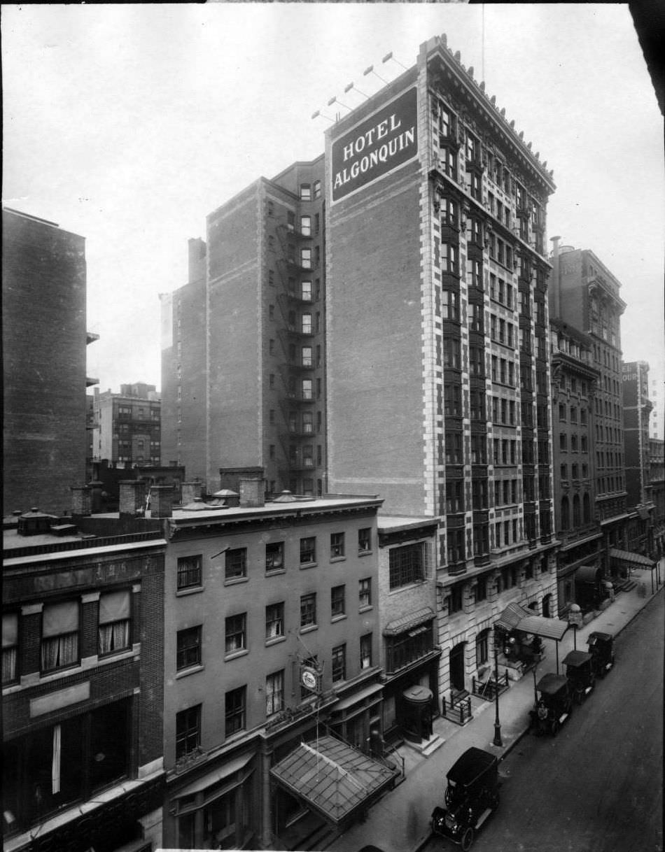 Manhattan: Algonquin Hotel On W. 44Th Street.