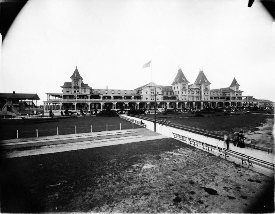 Brooklyn: Brighton Beach Hotel.