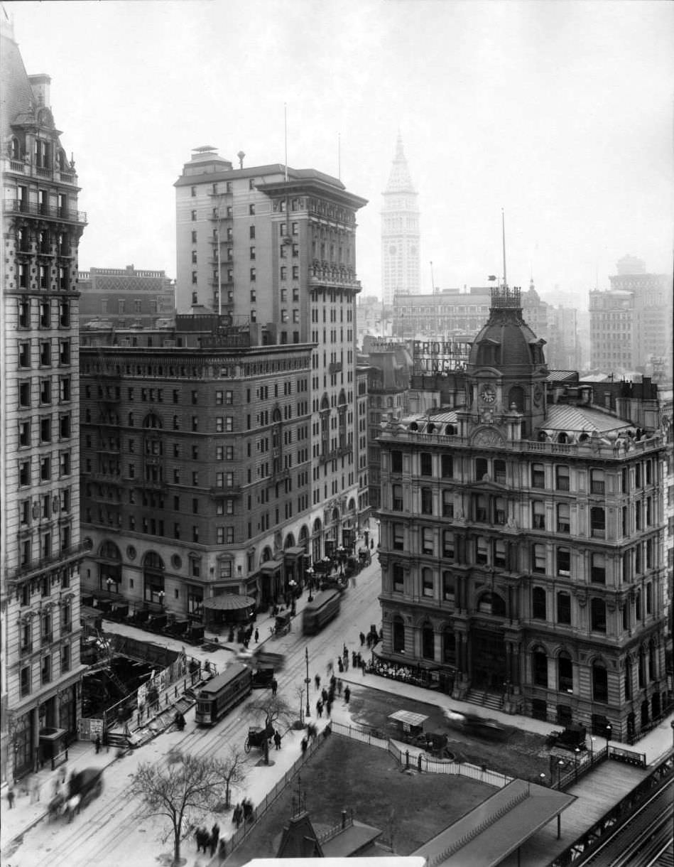 Manhattan: Union Dime Savings Bank And The Hotel Imperial With The Metropolitan Life Tower In The Background.