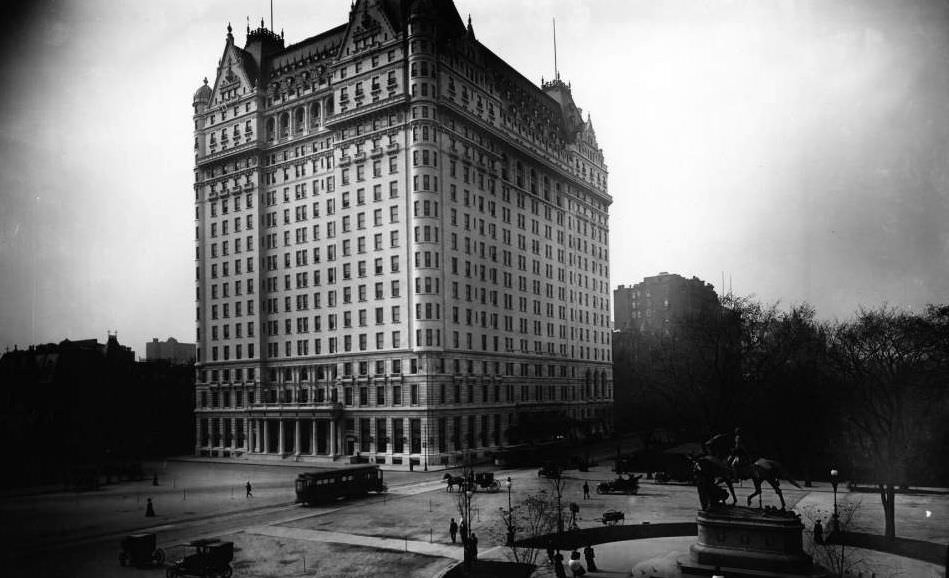 Manhattan: Plaza Hotel With The Statue Of Sherman, 59Th Street And The Entrance To Central Park.