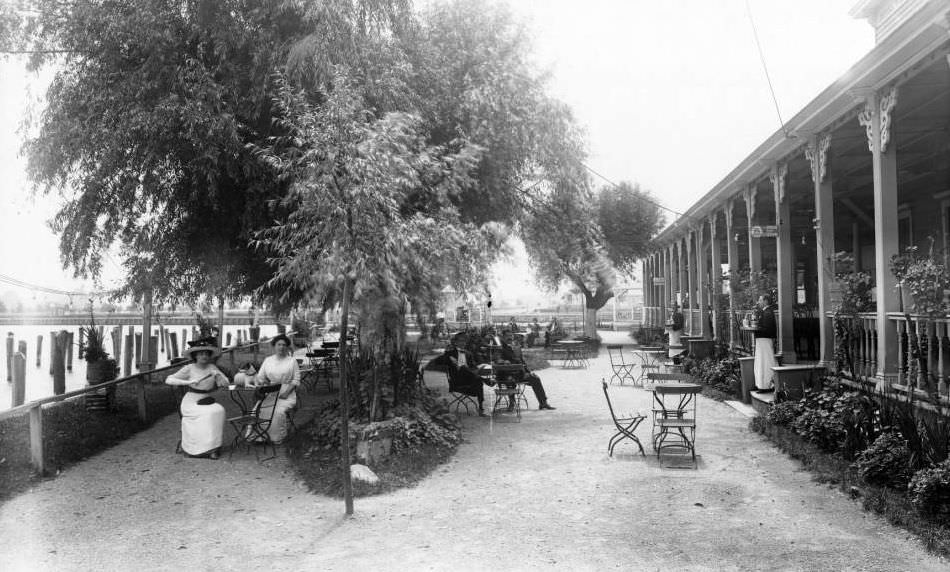 Brooklyn: Olagner'S Ocean View Hotel Garden.