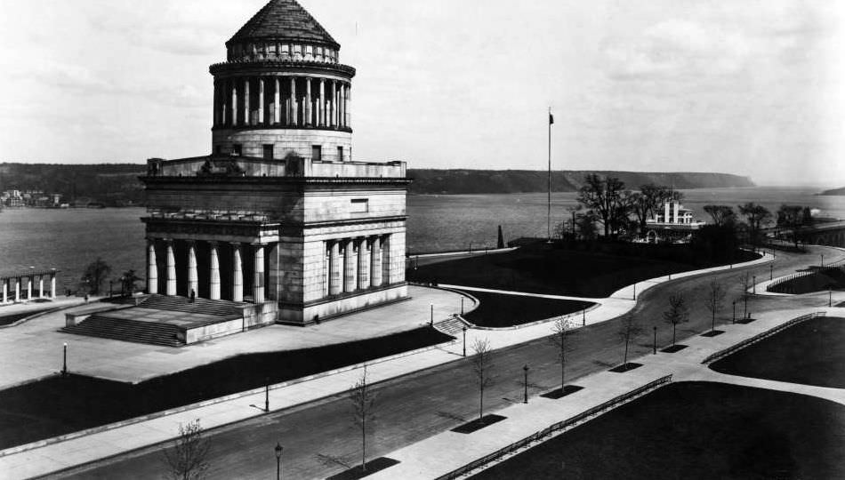 Manhattan: Grant'S Tomb And The Claremont Inn, Riverside Drive Between 123Rd Street And 126Th Street, 1910.