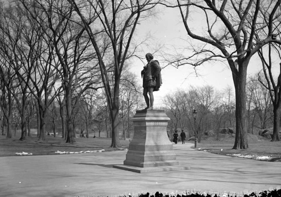 Shakespeare Statue, The Mall, Central Park, New York City, 1900S.