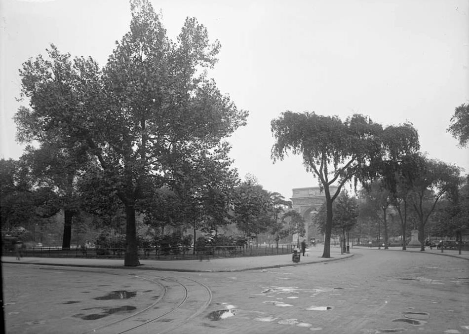 Washington Square Park, New York City, 1916.