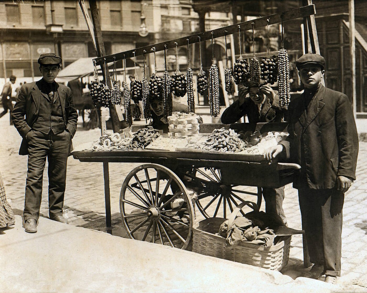 Italian Cart, New York City, 1908.