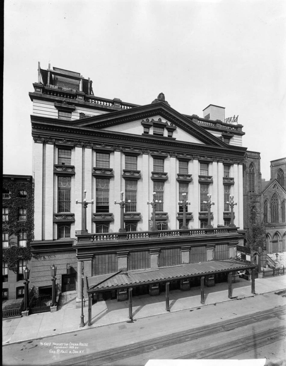 Manhattan: Manhattan Opera House, 1909.