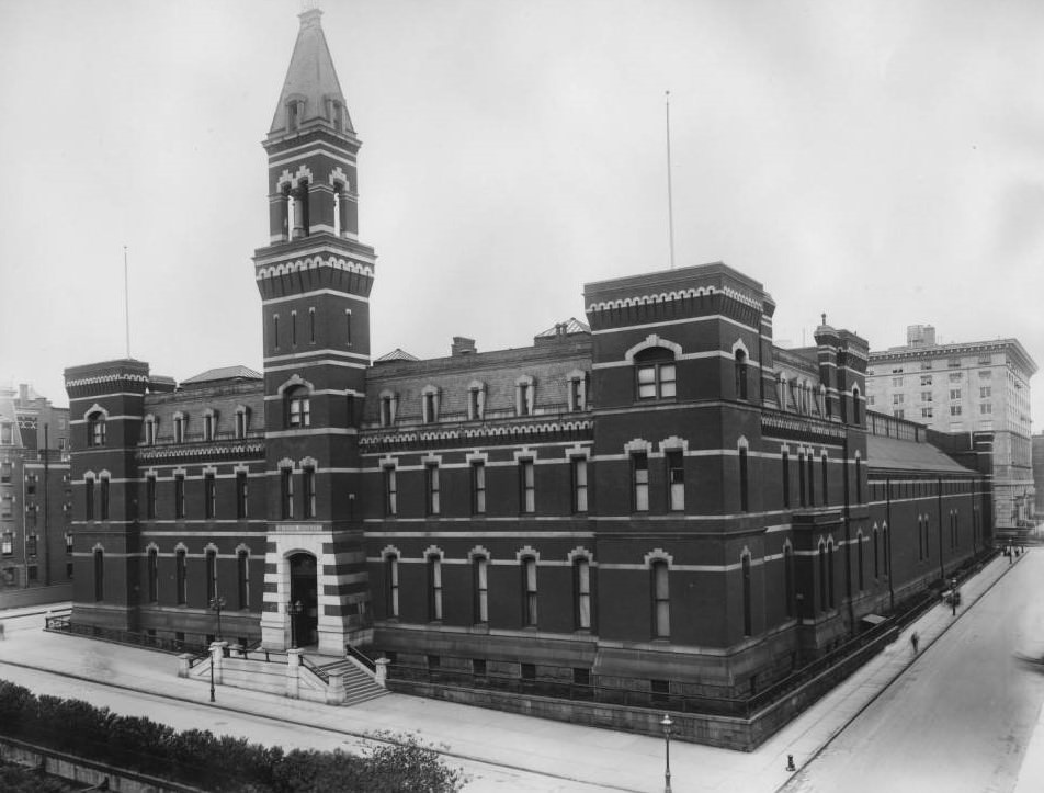 Manhattan: 7Th Regiment Armory, Park Avenue At E. 66Th Street.