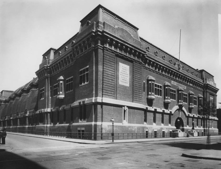 Manhattan: 69Th Regiment Armory, Lexington Avenue At E. 25Th Street.