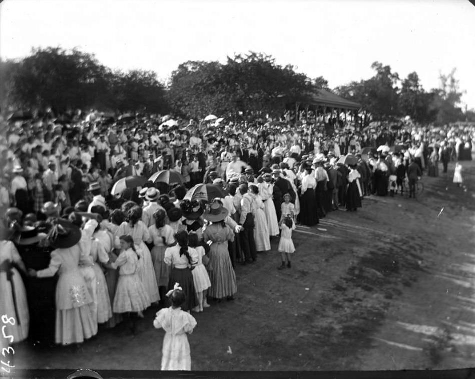 Crowds Gathered To Watch The Races At Orchard Beach, Bronx, 1907.