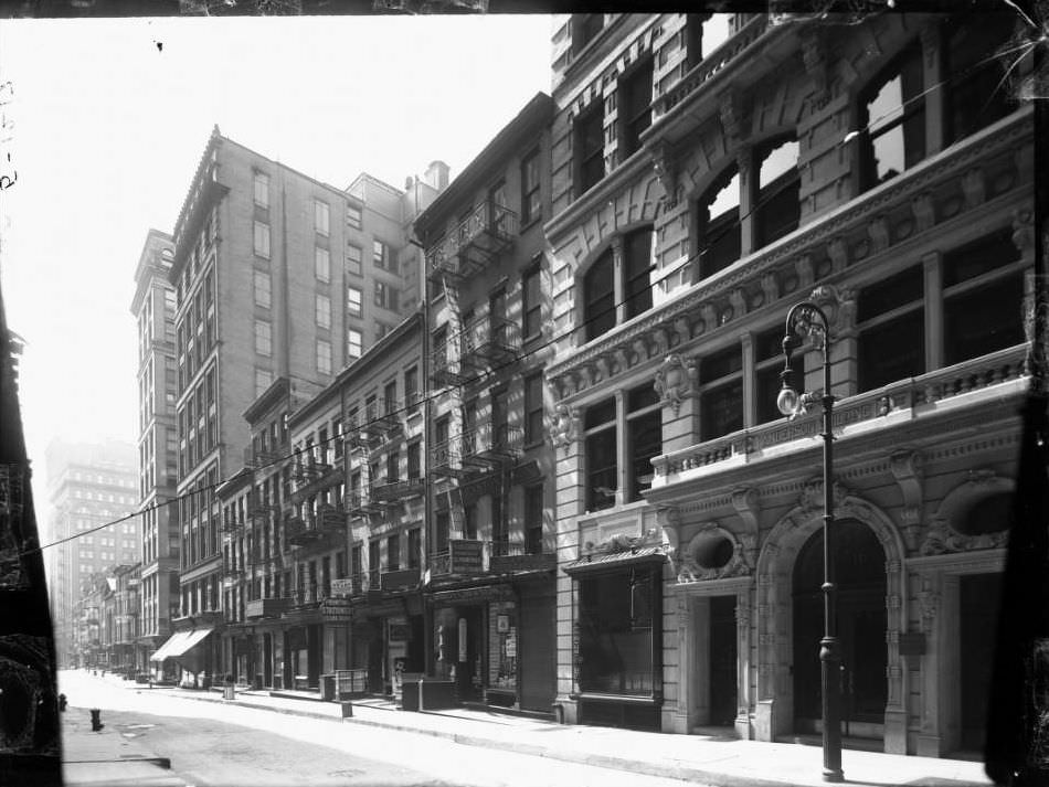 Block Of John Street From No. 21-16 To 26, Including Bracklow'S Stationers' Shop At 18 John Street, Ca. 1906.