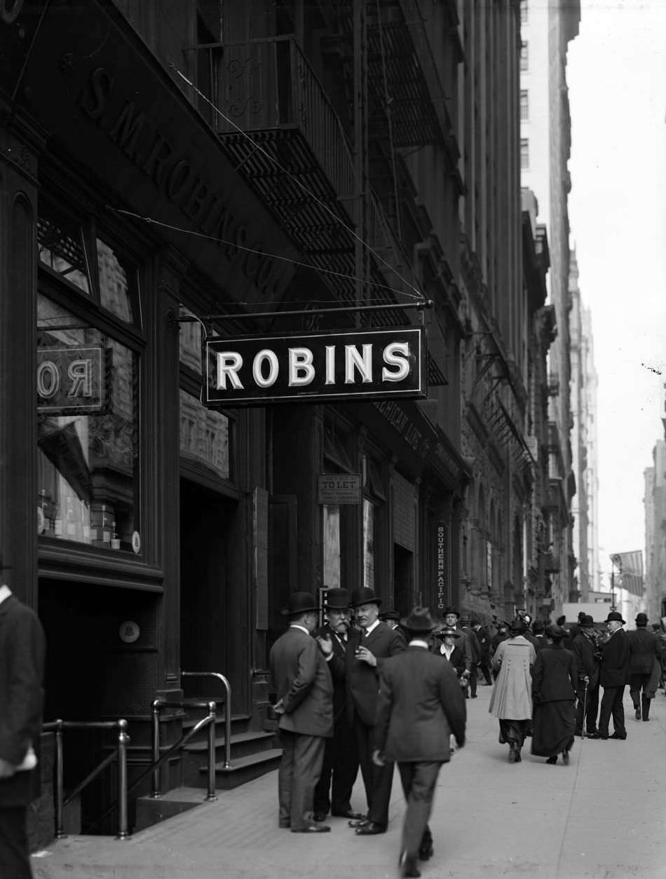 S.m. Robins Co. Sign At 35 Broadway, 1916.