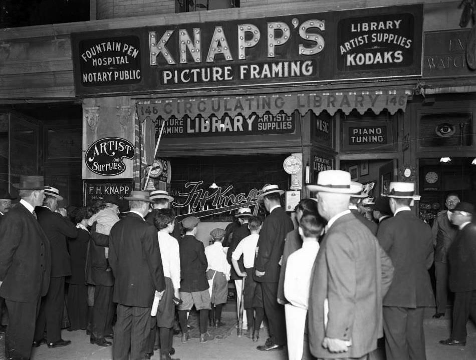Crowds Admiring The Stafford Ink Window Display At F.h. Knapp, 146 Hamilton Place, 1914.
