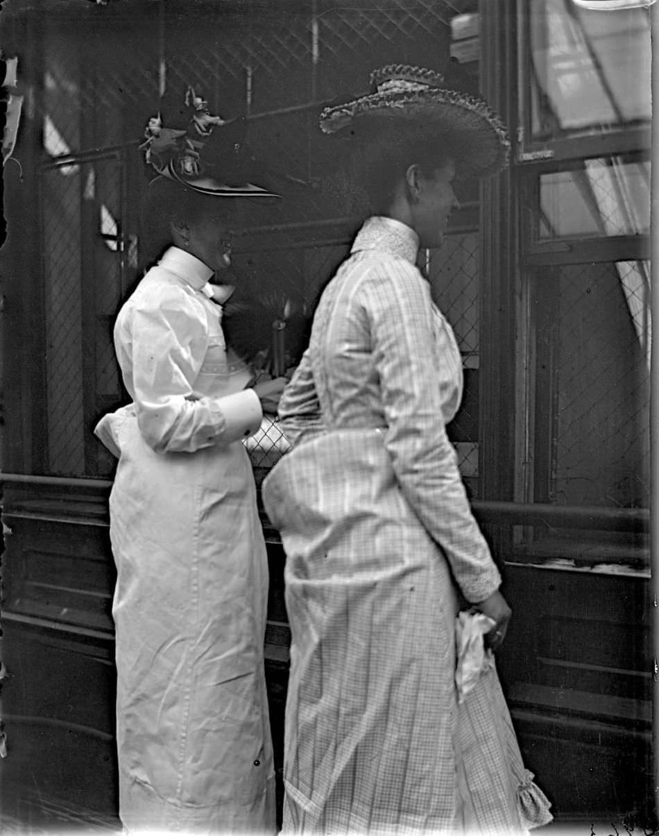 Carrie And Bella In The Monkey House, Bronx Zoo, Bronx, 1890S.